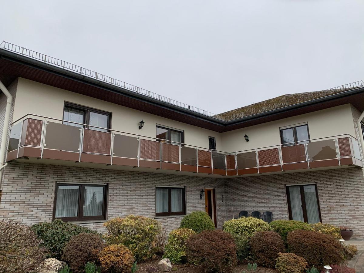 Ferienwohnungjahrsfeld Strassenhaus Exteriör bild