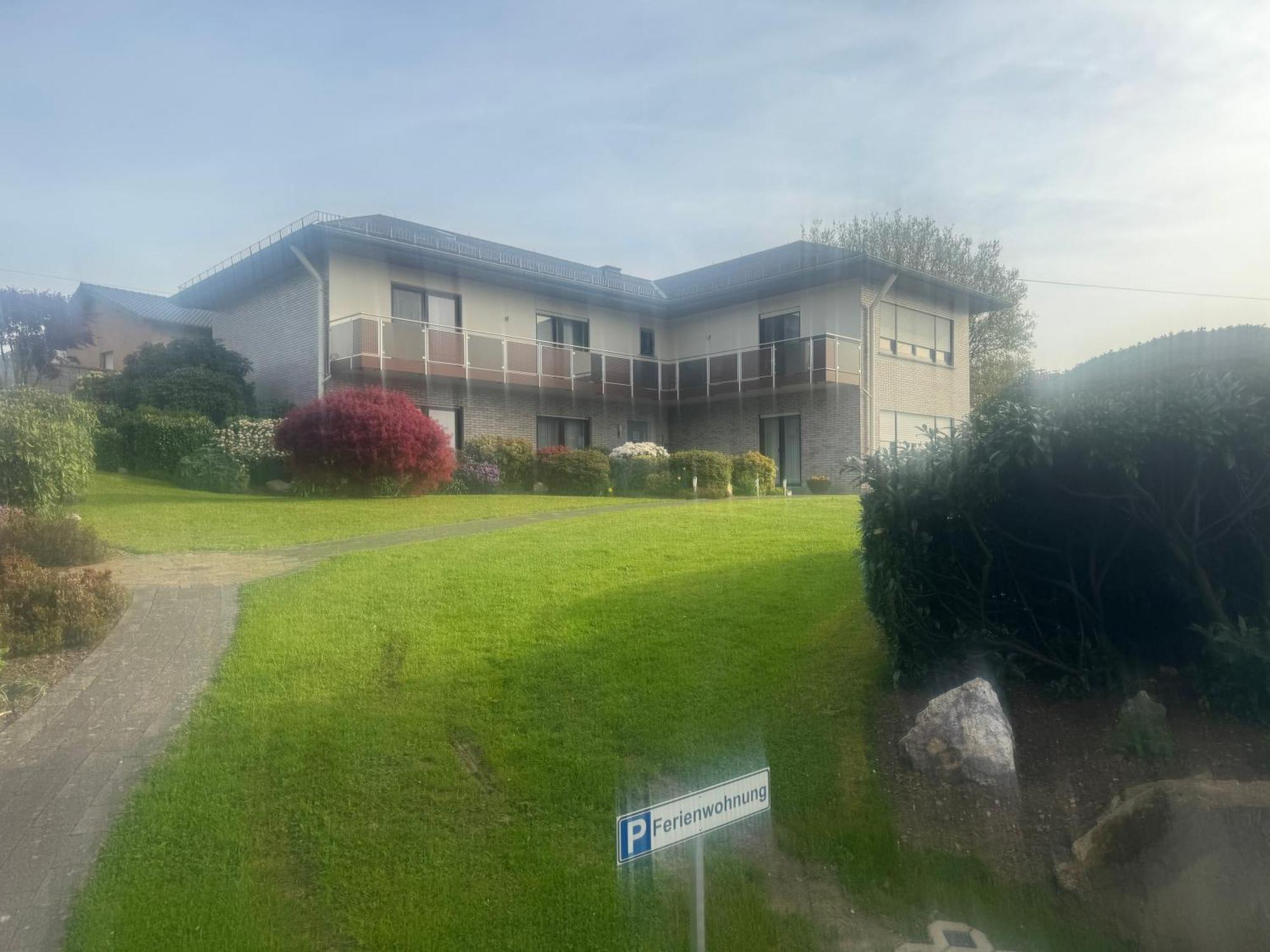 Ferienwohnungjahrsfeld Strassenhaus Exteriör bild