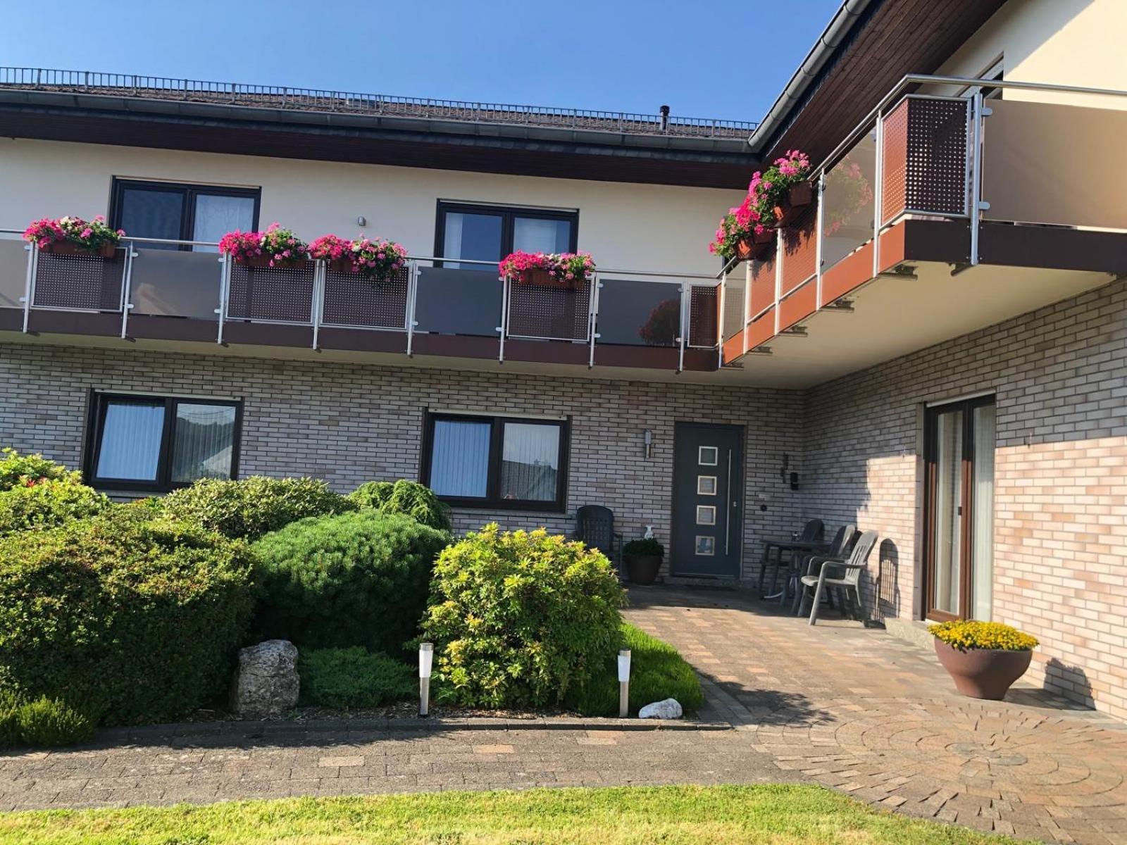Ferienwohnungjahrsfeld Strassenhaus Exteriör bild